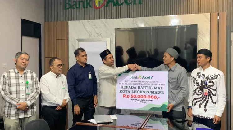 Kepala Cabang Bank Aceh Syariah Lhokseumawe, Jamaluddin, Senin 16 Maret 2026 menyerahkan zakat karyawan dan tenaga kerja (TI) sebesar Rp.50.000.000 kepada Baitul Mal Kota Lhokseumawe dan diterima langsung oleh Anggota Badan Baitul Mal Kota Lhokseumawe, Dr. Munawir, didampingi staf BMK Rully Hamdani serta disaksikan oleh sejumlah perwakilan dari kedua lembaga. (Foto: Dok BMK Lhokseumawe)