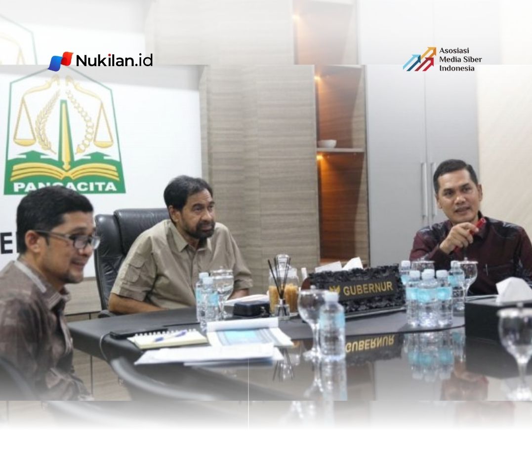 Gubernur Aceh, Muzakir Manaf (Mualem), memimpin rapat koordinasi membahas perkembangan dan validasi data Jaminan Kesehatan Aceh (JKA) di Meuligoe Gubernur, Kamis (23/4/2026). (FOTO: HUMAS ACEH)