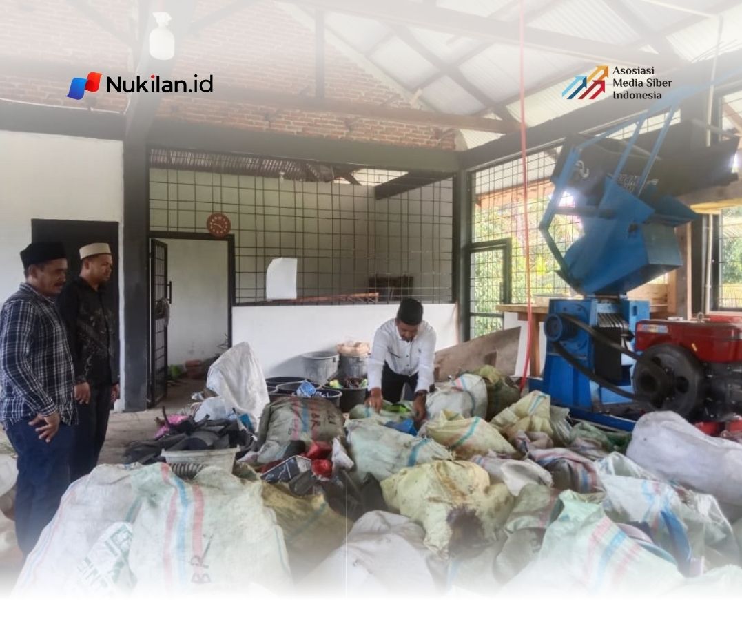 Camat Kuta Baro saat melihat langsung operasional TPS-3R Gampong Lam Asan, kuta Baro, Jum'at (10/4/2026). (FOTO/MC ACEH BESAR)