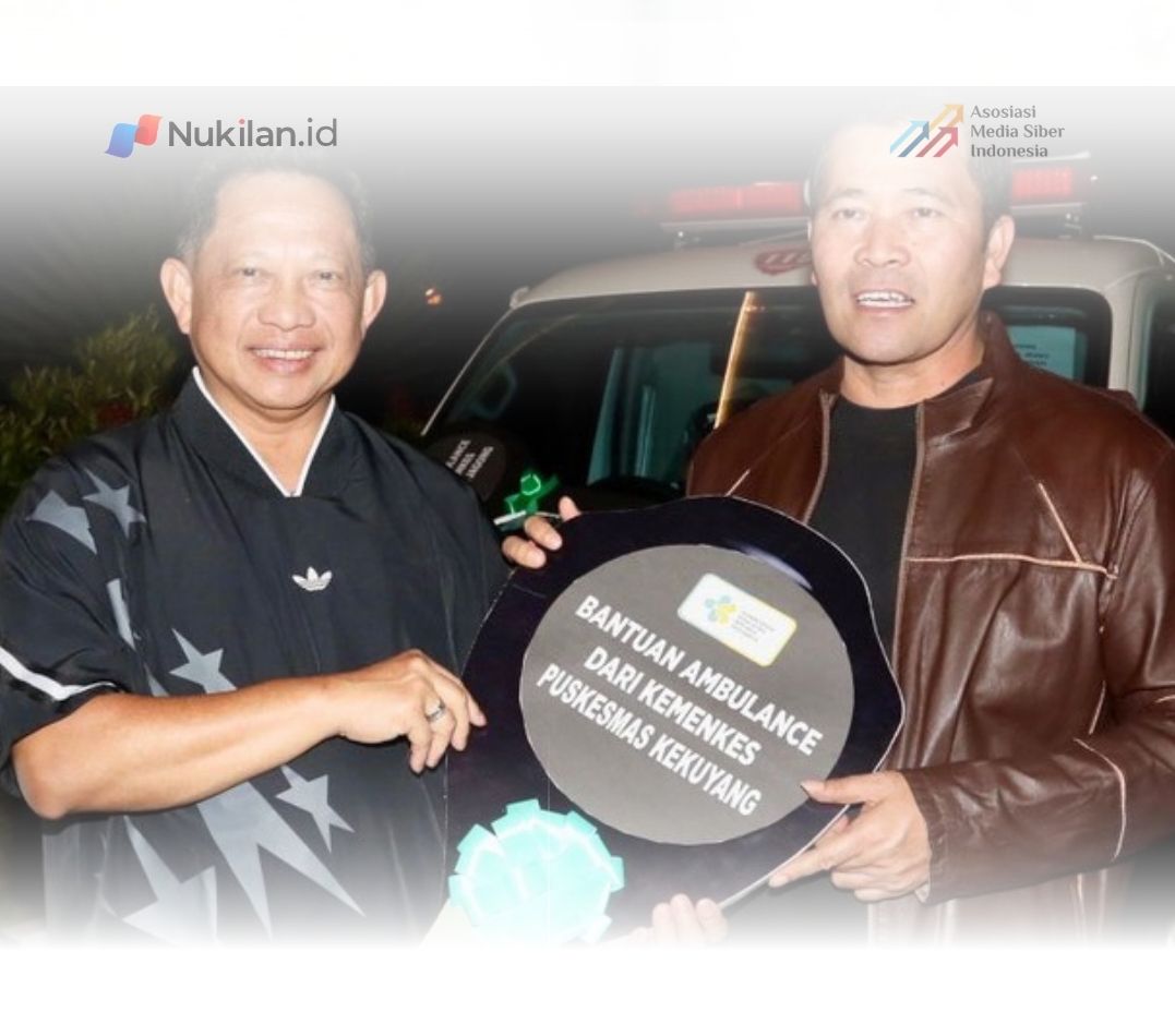 Ketua Satuan Tugas (Satgas) Percepatan Rehabilitasi dan Rekonstruksi (PRR) Pascabencana Sumatera, Muhammad Tito Karnavian, menyerahkan bantuan lima unit ambulans untuk mendukung layanan kesehatan di Kabupaten Aceh Tengah. (Foto: Kemendagri)