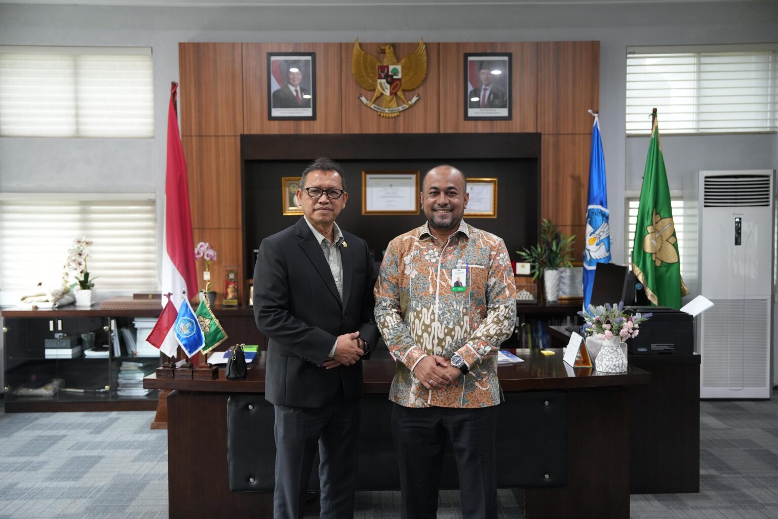 Rektor USK Banda Aceh dan Dirut Bank Aceh Fadhil Ilyas pada pertemuan keduanya, Senin 6 April 2026 di kampus USK Banda Aceh. (FOTO: For Nukilan)