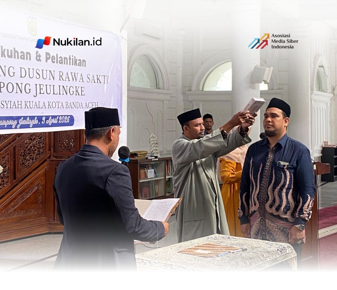 Pemerintah Gampong Jeulingke resmi melantik Mirza Nanda sebagai Kepala Dusun (Kadus) Rawa Sakti dalam prosesi yang berlangsung di Masjid Jamik Al Wustha, Jumat (3/4/2026). (Foto: For Nukilan)