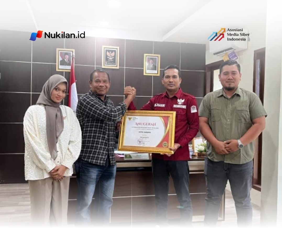 Kadis Kominfotik Sabang Agus Halim, mewakili pemerintah Kota Sabang menerima predikat “Informatif” dalam Keterbukaan Informasi Publik tahun 2025. (Foto: RRI)