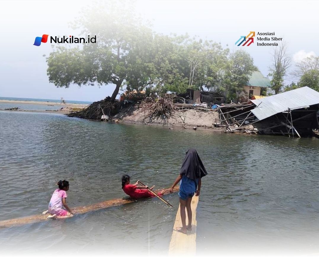 Anak-anak bermain di muara baru muncul pascabanjir di Desa Keude Bungkah, Kecamatan Muara Batu, Kabupaten Aceh Utara, Provinsi Aceh, Minggu (5/4/2026)(KOMPAS.COM/MASRIADI SAMBO)