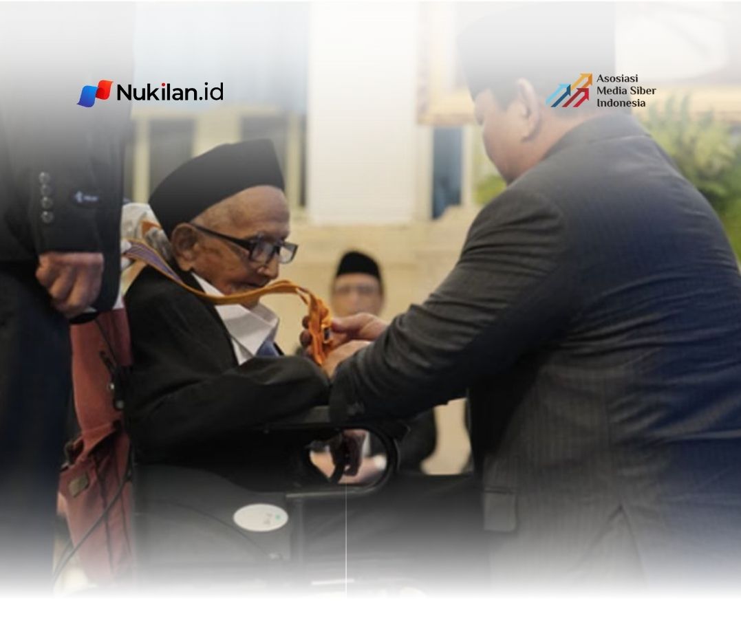 Teungku Nyak Sandang saat dianugerahkan Tanda Kehormatan Republik Indonesia berupa Bintang Jasa Utama oleh Presiden Prabowo (Foto: Biro Pers Kepresidenan)
