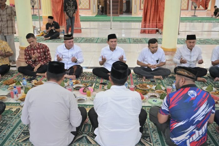 Wagub Aceh Buka Puasa Bersama Warga Matang Drien, Pererat Silaturahmi di Bulan Ramadan. (FOTO: HUMAS ACEH)