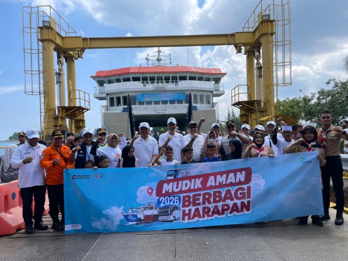 Sekda Aceh Sapa Pemudik di KMP Aceh Hebat 2, 650 Tiket Gratis Disiapkan ke Sabang. (Foto: Humas Aceh)