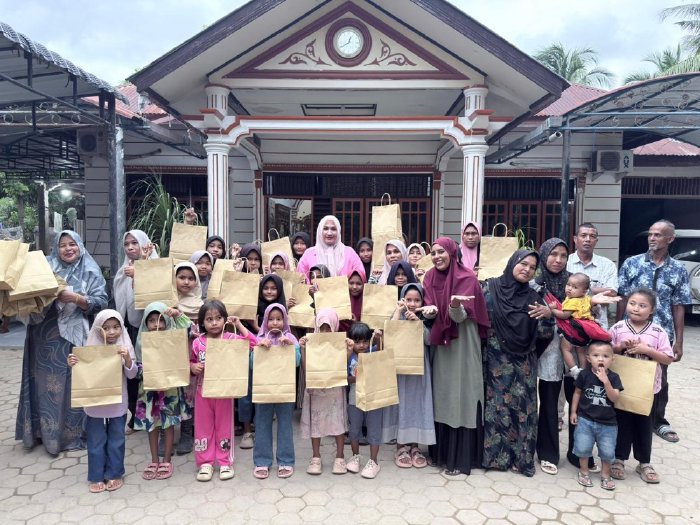 Kak Na Sapa Anak Korban Banjir di Bireuen, Bagikan Santunan dan Baju Lebaran. (Foto: For Nukilan)