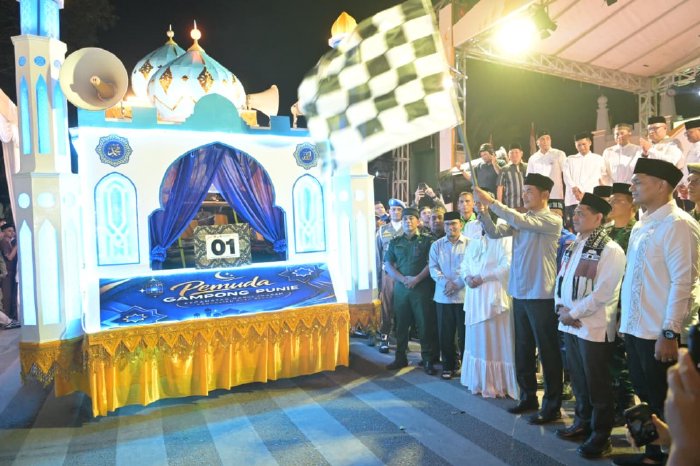 Sekda Aceh Lepas Pawai Takbir Idul Fitri 1447 H di Masjid Raya Baiturrahman. (FOTO: Humas Aceh)