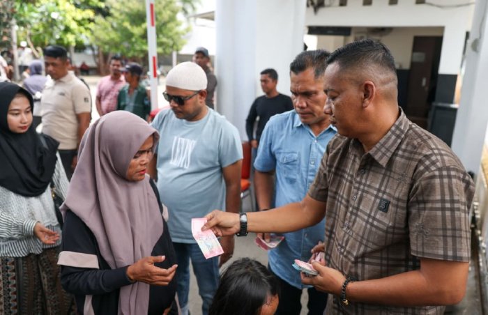 Ribuan Warga Padati Meuligoe, Terima THR dari Mualem. (Foto: For Nukilan)