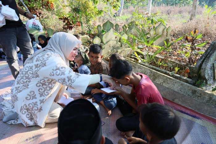 Mudik ke Seunuddon, Kak Na Santuni Anak Yatim dan Ziarah ke Makam Keluarga. (Foto: Humas Aceh)