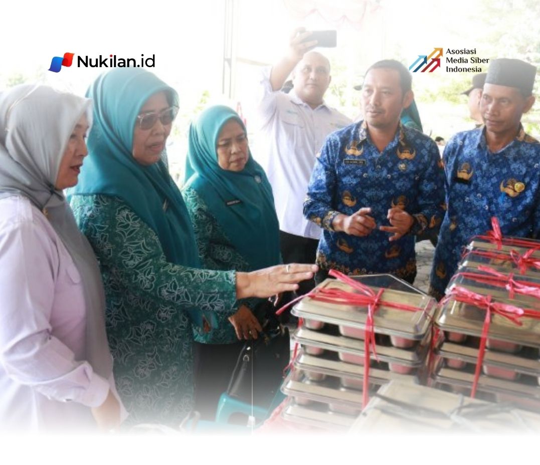 Ketua TP-PKK Kabupaten Bener Meriah, Ny. Meutia Fauziah Tagore Abubakar, bersama Dinas P3AKB dan Kepala Perwakilan Kemendukbangga/BKKBN Provinsi Aceh menyalurkan program Makanan Bergizi Gratis (MBG) 3B di Desa Batin Baru, Kecamatan Bandar, Senin (27/4/2026). (Foto: For Nukilan)