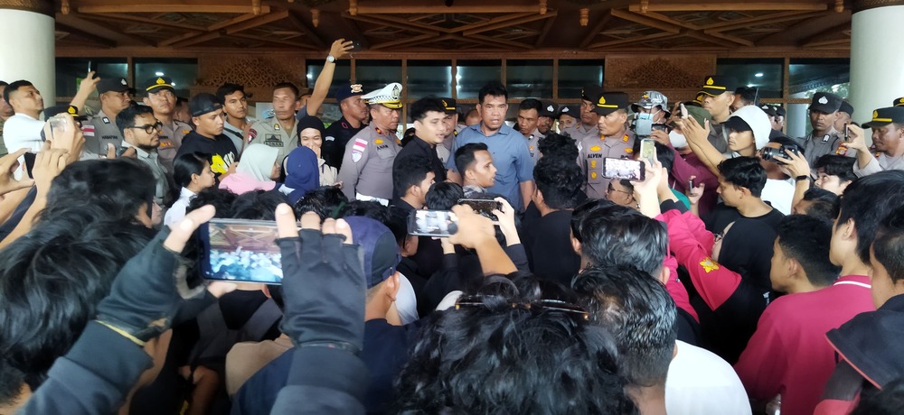 Aksi demonstrasi menolak Pergub Nomor 2 Tahun 2026 tentang JKA di Kantor Gubernur Aceh, Banda Aceh, Senin (11/5/2026). (Foto: Nukilan/Sammy)