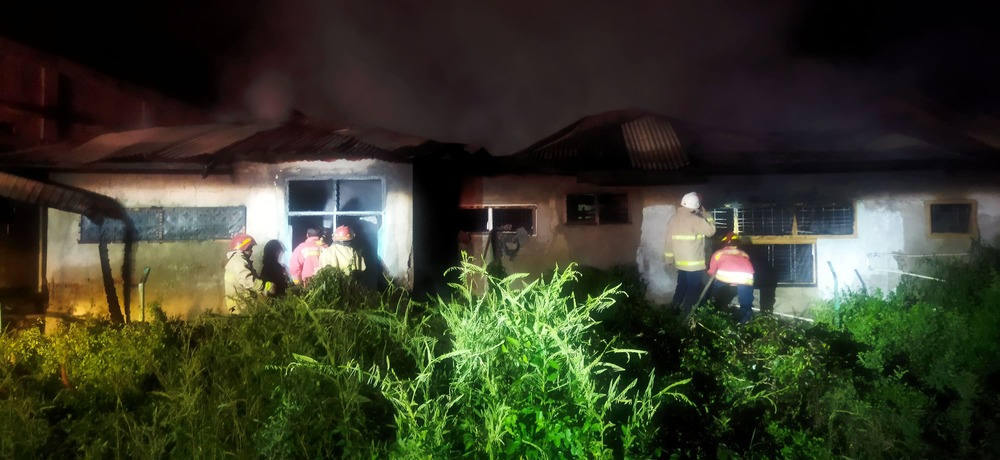 Kebakaran satu unit rumah kos di Lorong Panjoe, Gampong Darussalam, Kecamatan Syiah Kuala, Kota Banda Aceh, Sabtu (16/5/2026) malam. (Foto: Nukilan/Sammy)