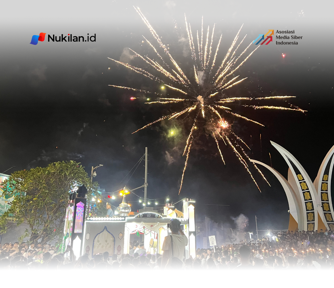Kemeriahan malam menyambut hari raya Idul Fitri 1447 di Bundaran Simpang Lima Banda Aceh. (Foto: Nukilan/Rezi)