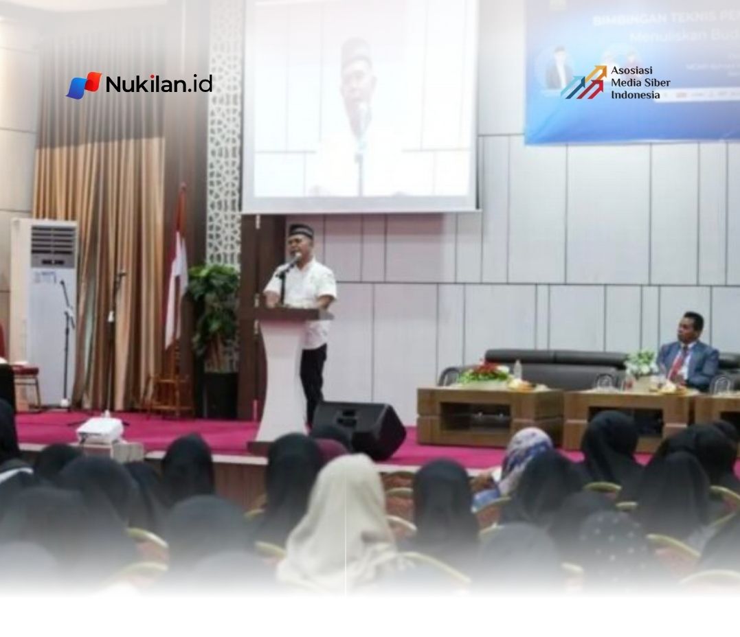 Kepala Dinas Pendidikan Aceh, Murthalamuddin, menyampaikan sambutan pada kegiatan Bimbingan Teknis Penulisan dan Penerbitan Buku yang digelar MGMP Bahasa Indonesia SMA Kota Banda Aceh di Aula Disdik Aceh, Rabu (13/5/2026). (Foto: Dok. Istimewa)