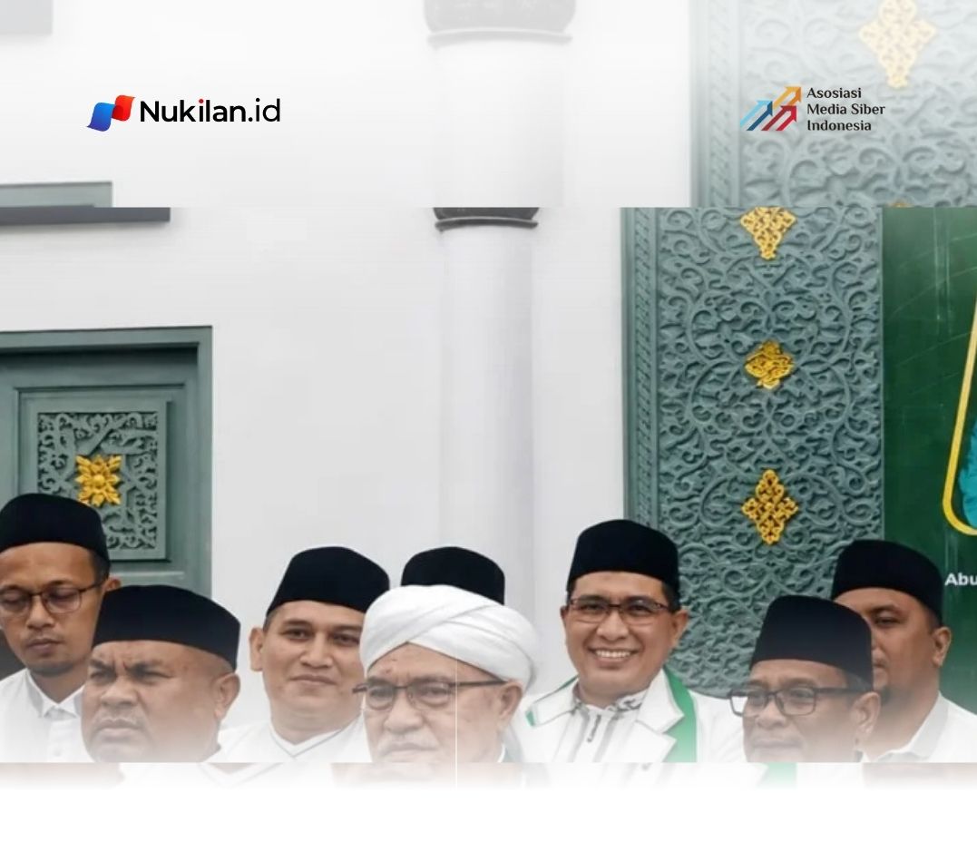 Abu Syekh H Hasanoel Bashry HG melantik pengurus Majelis Pengajian dan Zikir Tastafi se-Aceh serta perwakilan luar negeri periode 2026–2031 di Masjid Raya Baiturrahman, Jumat malam (15/5/2026). (Foto:dok.UG)