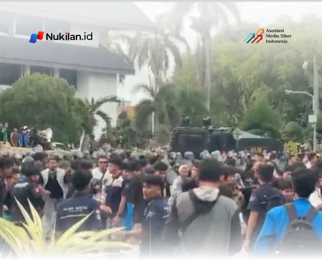 Demo Tolak Pergub JKA di Kantor Gubernur Aceh Berujung Ricuh, Massa Klaim Sejumlah Mahasiswa Luka. (Foto: For Nukilan)