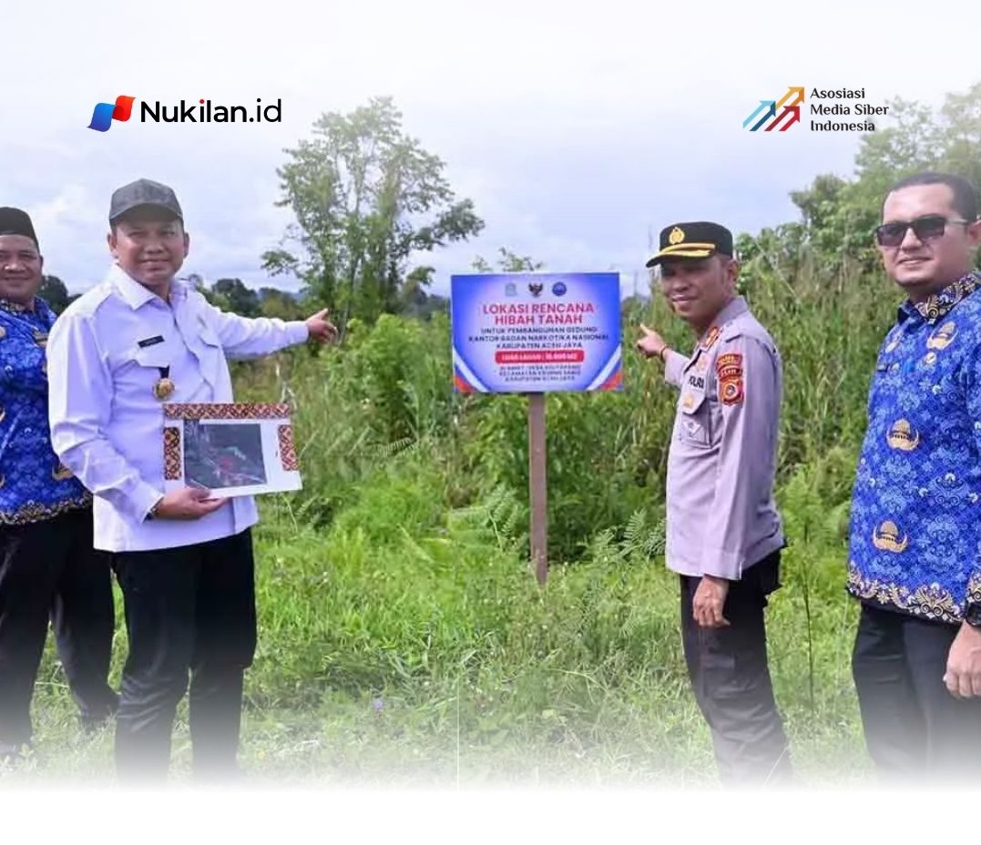 Kepala BNNP Aceh Dedy Tabrani (dua dari kiri) menunjukkan lokasi lahan yang dihibahkan Pemkab Aceh Jaya di Aceh Jaya, Senin (4/5/2026). (Foto: Humas BNNP Aceh)