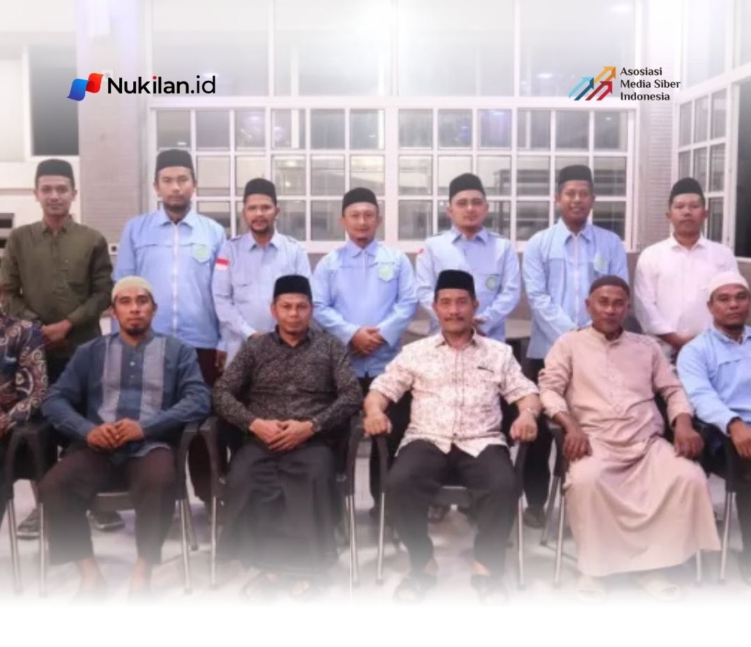 Wakil Bupati Aceh Besar Syukri A. Jalil berfoto bersama pengurus DPD BKPRMI Aceh Besar usai silaturahmi di D’Energi Coffee, Aceh Besar, Minggu, 17 Mei 2026 malam (Foto: BKPRMI Aceh Besar)