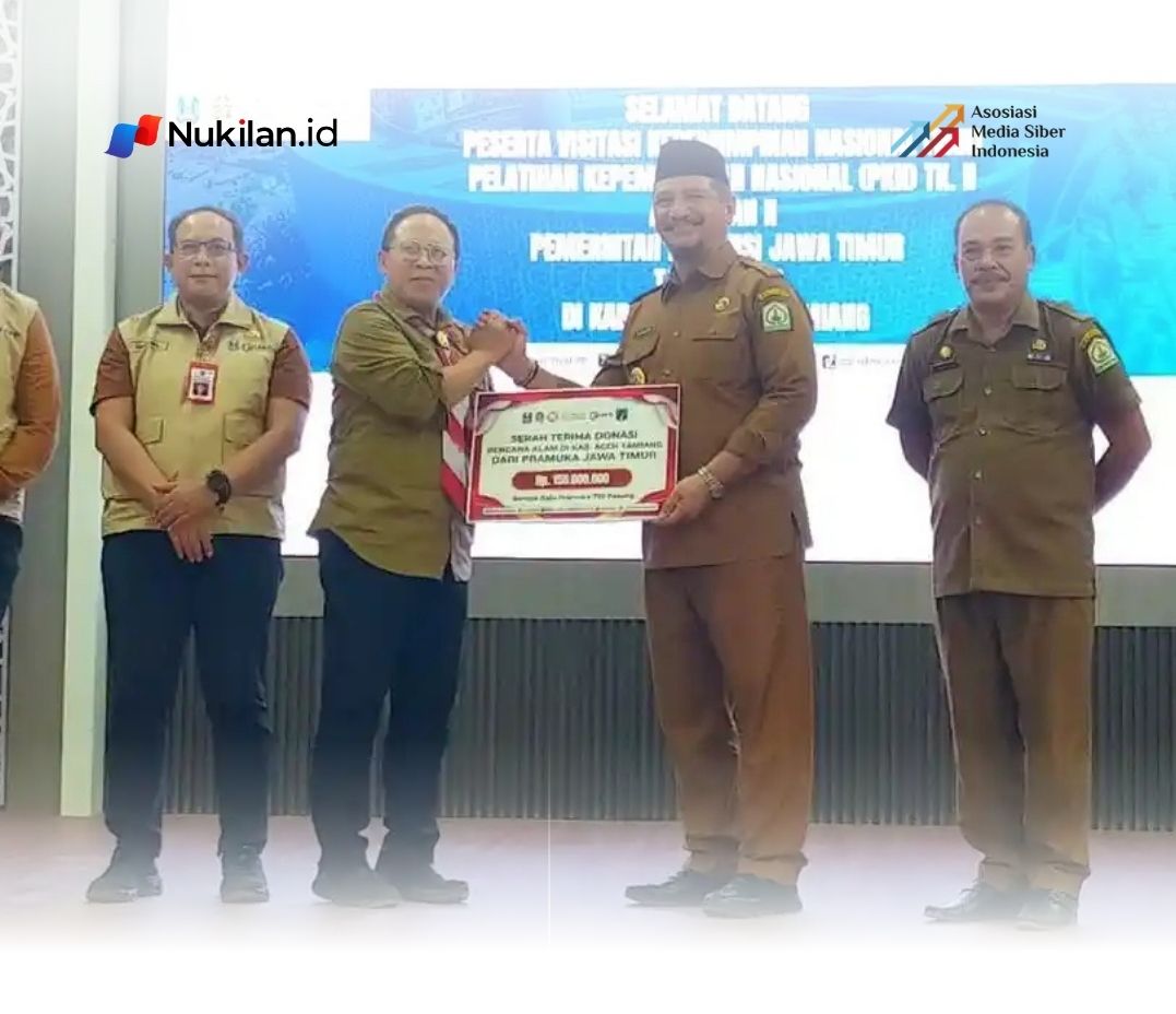Wakil Ketua Bidang Abdimas, Humas, dan Lingkungan Hidup Kwarda Jatim Akhmad Jazuli menyerahkan bantuan berupa 725 setel seragam Pramuka siswa terdampak banjir di Kabupaten Aceh Tamiang, Selasa (5/5/2026). Bantuan tersebut diserahkan di Aula Kantor Pemkab Aceh Tamiang dan diterima secara simbolis oleh Bupati Aceh Tamiang, Irjen Pol. (Purn.) Armia Fahmi. (Foto: Kwarda Pramuka Jatim)