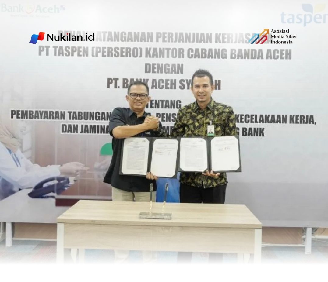 Direktur Dana dan Jasa Bank Aceh, M Hendra Supardi bersama Branch Manager PT Taspen (Persero) Kantor Cabang Banda Aceh, Junaizar saat melakukan penandatangan kerjasama pembayaran pensiunan, di Banda Aceh, Selasa (5/5/2026). (FOTO: Humas Bank Aceh)