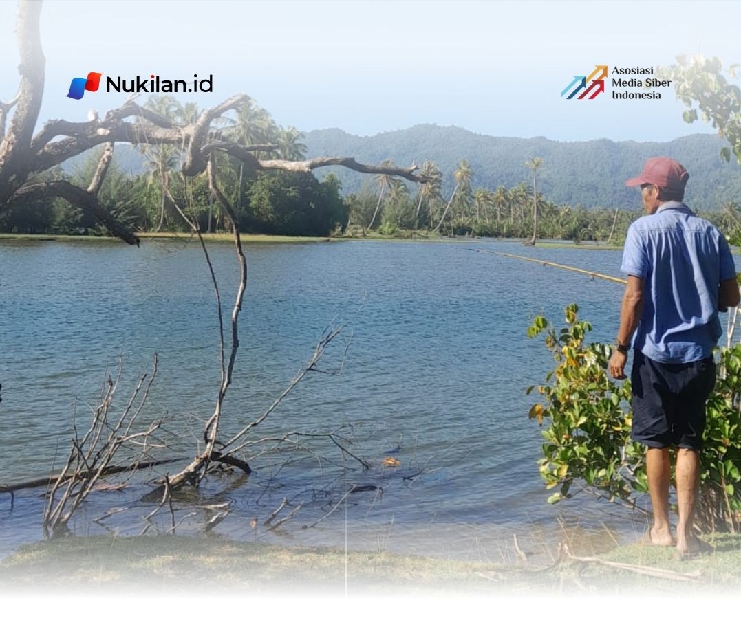 Warga yang sedang memancing di Kuala Pasie Kuala Ba'u. (Foto: Nukilan/Akil)