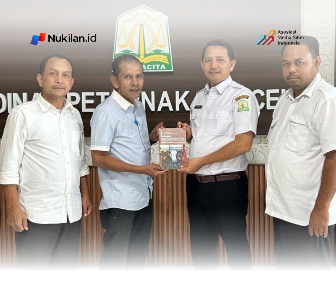 DR. Drh. Zulfikar, M.Si menyerahkan buka karyanya yang berjudul "Epidemiologi Nematoda Gastrointestinal Pada Sapi di Dataran Rendah dan Dataran Tinggi Provinsi Aceh” kepada Kepala Dinas Peternakan Aceh, drh. Safridhal, drh. T. Munazar, M. Si (Sekretaris Dinas Peternakan Provinsi Aceh) dan Azwari, S.Pt., M.Si (Kabid Produksi Dinas Peternakan Provinsi Aceh). (Foto: Dok. Pribadi)