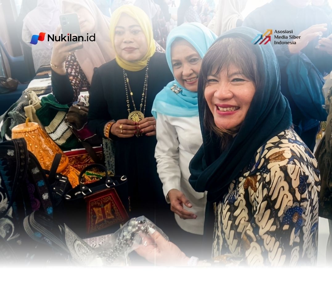 Shinta Widjaja Kamdani, Ketua Umum Dewan Pimpinan Nasional APINDO sekaligus CEO dan pemilik Sintesa Group, saat meninjau produk UMKM perempuan Aceh. (Foto: Nukilan/Akil)