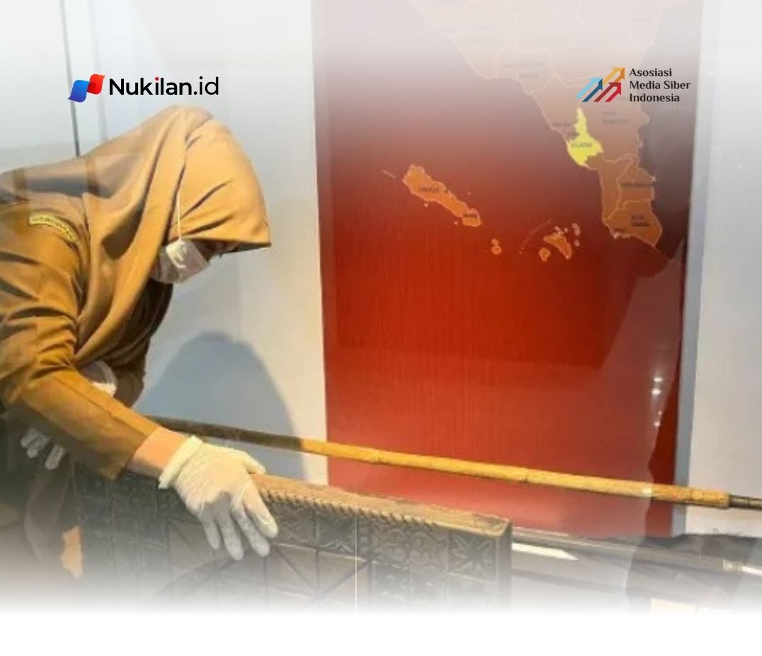 Staf Pegawai Museum Aceh sedang melakukan perawatan Rutin Koleksi Etnografika dan Teknologika di Museum [Sumber Foto: Humas Museum Aceh]
