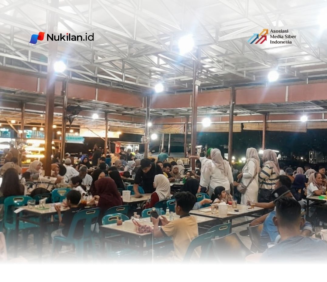 Warkop Agam Montes, Jalan Syiah Kuala, Banda Aceh, dipadati pengunjung. (Foto: Nukilan/Akil)