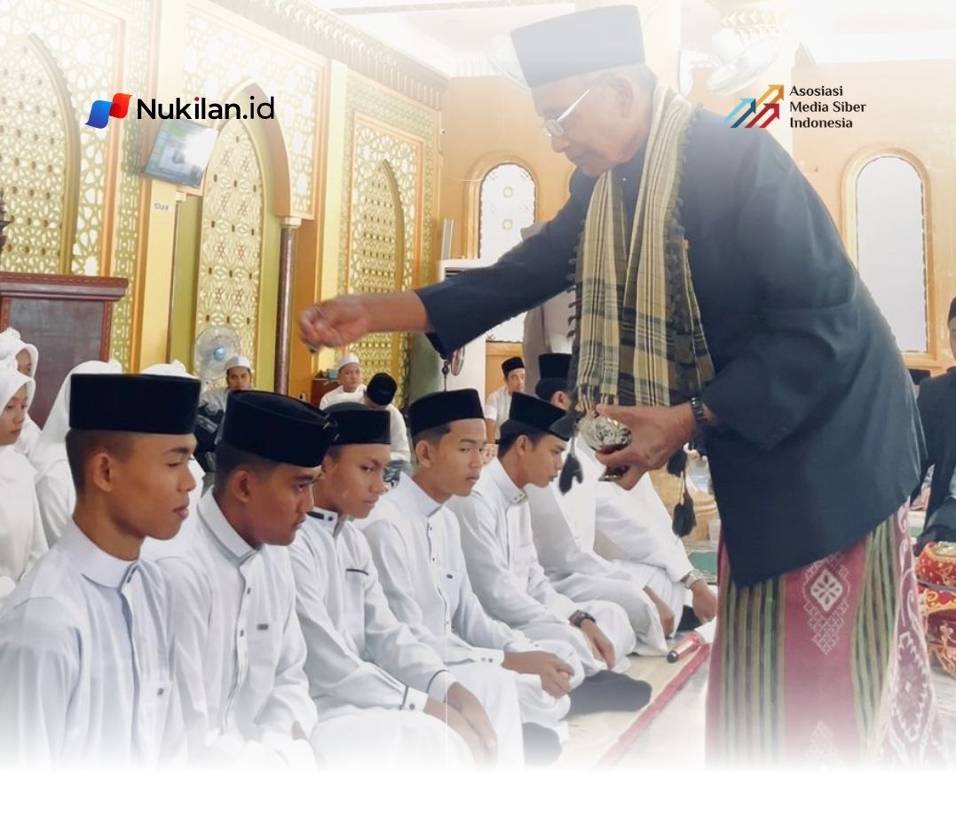 Prosesi peusijuk terhadap para hafiz dan hafizah dilakukan oleh Ketua Majelis Permusyawaratan Ulama (MPU) Aceh Selatan, Abon Tgk. H. Teuku Armia Ahmad. (Foto: For Nukilan)