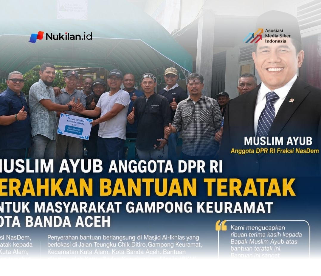 Anggota DPR RI Fraksi NasDem, Muslim Ayub menyerahkan bantuan berupa teratak kepada masyarakat Gampong Keuramat, Kecamatan Kuta Alam, Kota Banda Aceh, Minggu (24/5/2026). (Foto: For Nukilan)