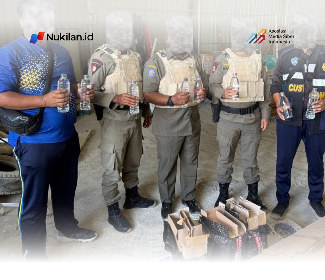 Bea Cukai Banda Aceh bersama Satpol PP Aceh menindak peredaran minuman mengandung etil alkohol (MMEA) atau miras ilegal di salah satu perusahaan jasa titipan (PJT) di Kabupaten Aceh Besar. (Foto: Dokumentasi Bea Cukai)