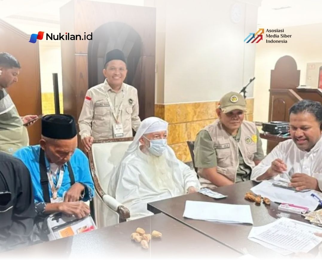 Panitia dana wakaf Baitul Asyi saat memberikan uang kepada jamaah calon haji asal Aceh, di Makkah, Senin (11/5/2026). (FOTO: PPIH Embarkasi Aceh)