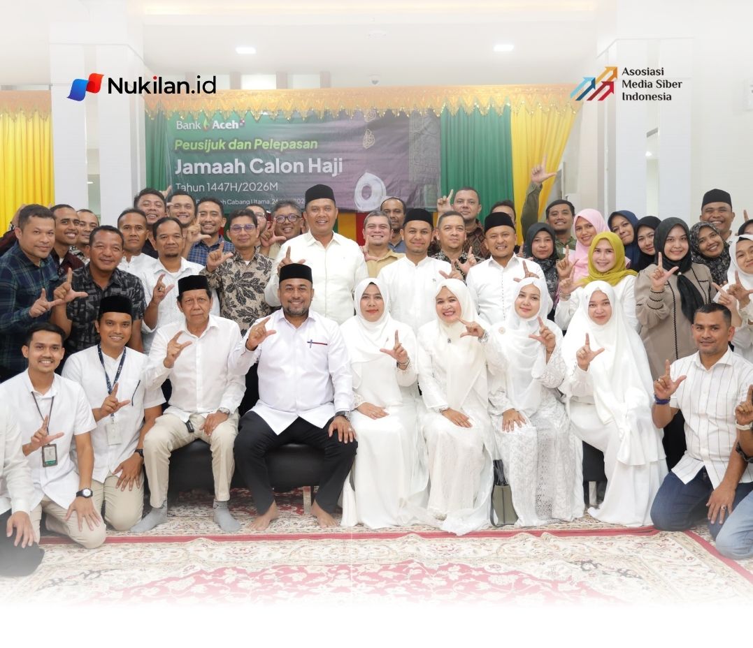 Karyawan dan manajemen Bank Aceh Syariah berfoto bersama usai prosesi peusijuk dan pelepasan jamaah calon haji 1447 H / 2026 M di Kantor Pusat Bank Aceh, Banda Aceh. (Foto: Humas Bank Aceh)