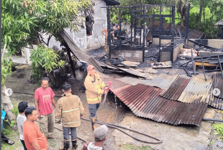 Satu unit rumah semi permanen di Gampong Cureh, Kecamatan Indrapuri, Aceh Besar, terbakar pada Sabtu (16/5/2026) sore. (Foto: Damkar Aceh Besar)