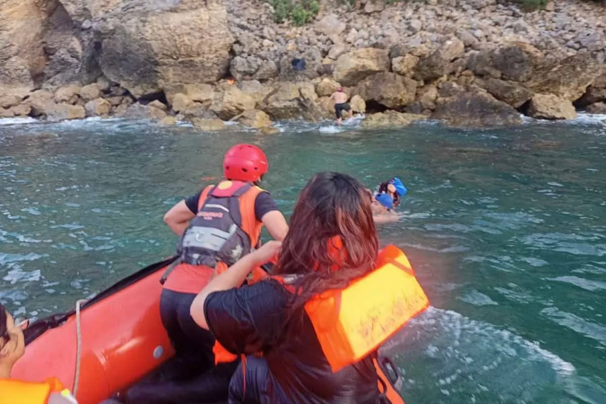 Tim SAR mengevakuasi korban perahu terbalik di Ujung Pancu. (Foto: Basarnas Banda Aceh)