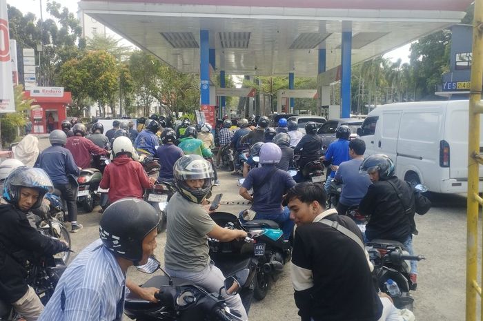 Ilustrasi antrian BBM. (Foto: Kompas)
