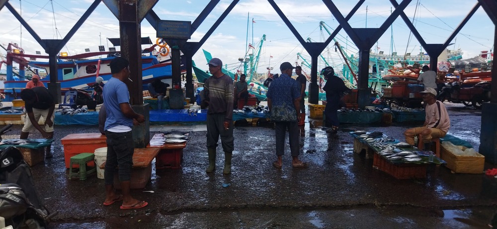 Aktivitas jual-beli ikan di TPI Lampulo, Banda Aceh, Senin (25/5/2026). (Foto: Nukilan/Sammy)