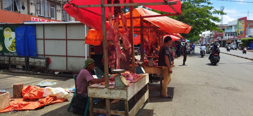 Aktivitas penjualan daging meugang di kawasan Simpang Galon, Darussalam, Banda Aceh. (Foto: Nukilan/Sammy)