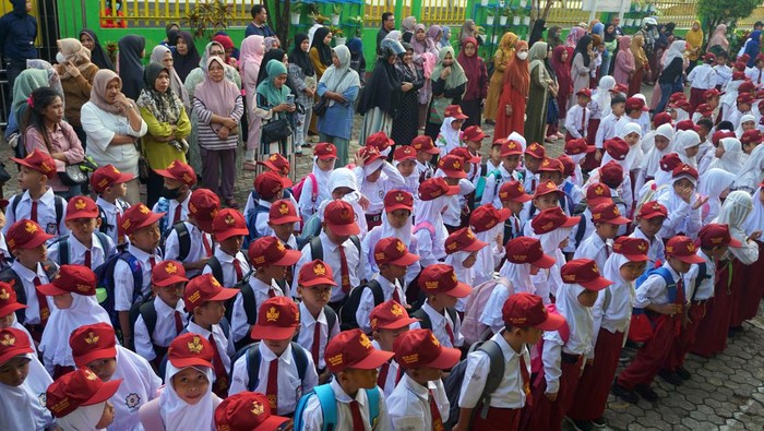Ilustrasi siswa baru masuk SD. (Foto: Antara/Bayu Pratama S)