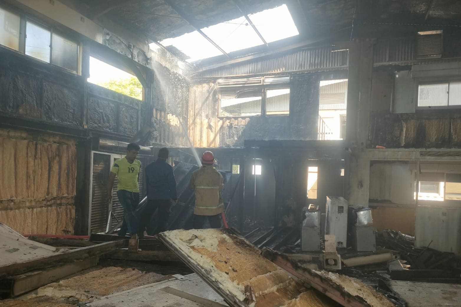 Kebakaran Gudang PMI Aceh di Ajun Jeumpet, Selasa (19/5/2026). (Foto: Dok BPBD Aceh Besar)