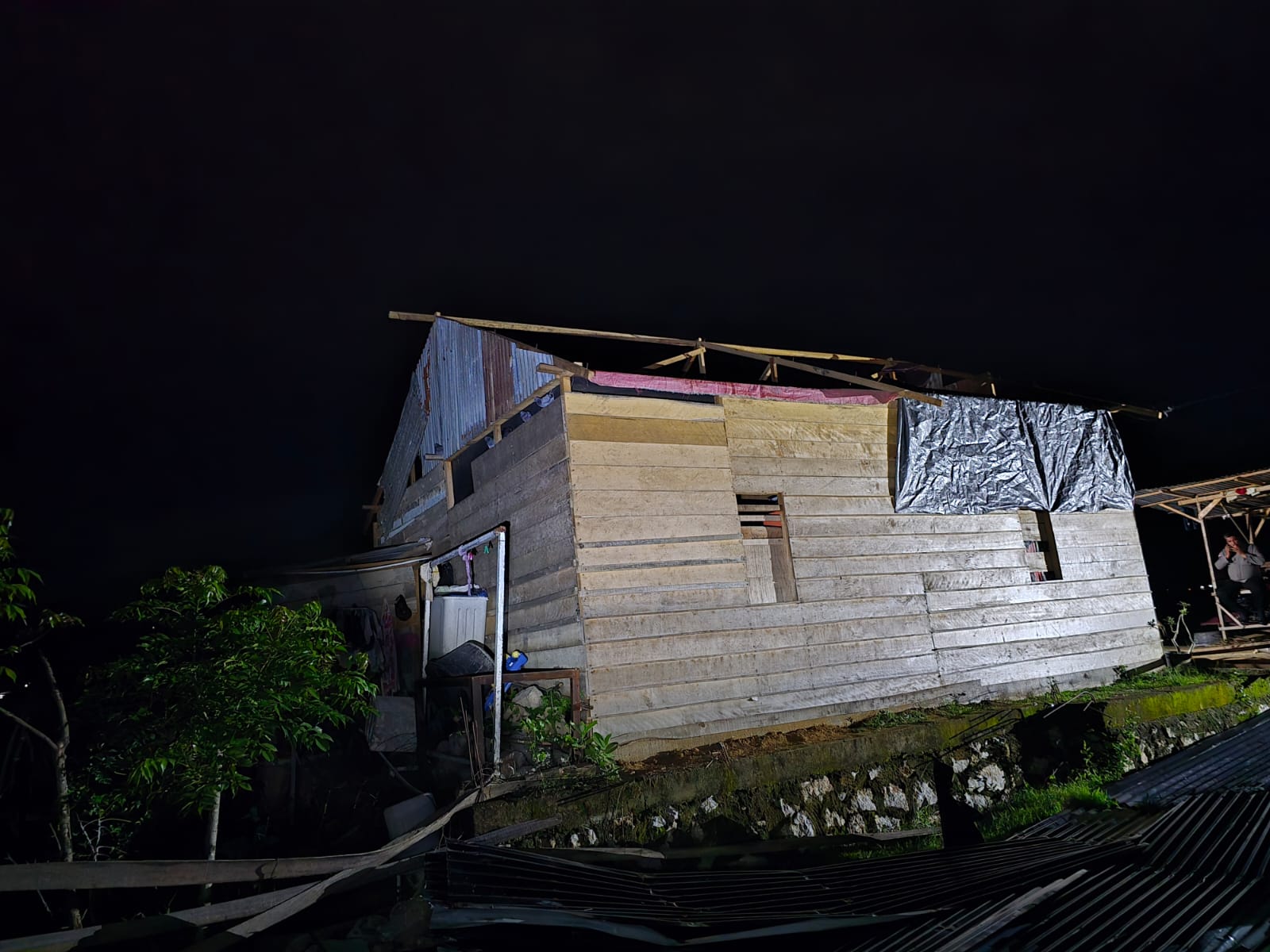 Rumah milik warga di Gampong Kayee Lee, Kecamatan Ingin Jaya, Kabupaten Aceh Besar, mengalami kerusakan berat setelah diterjang angin kencang yang disertai hujan. (Foto: BPBD Aceh Besar)