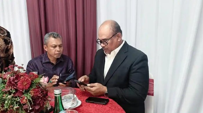 Pelaksana Tugas Kepala Dinas Pertanian dan Perkebunan Aceh, Dr. Ir. Azanuddin Kurnia, SP, MP, IPU, ASEAN Eng, berdiskusi dengan Direktur Jenderal Bina Administrasi Kewilayahan Kementerian Dalam Negeri, Dr. Safrizal, yang juga tergabung dalam Satuan Tugas Pemulihan, Rehabilitasi, dan Rekonstruksi (PRR). (Foto: Its)