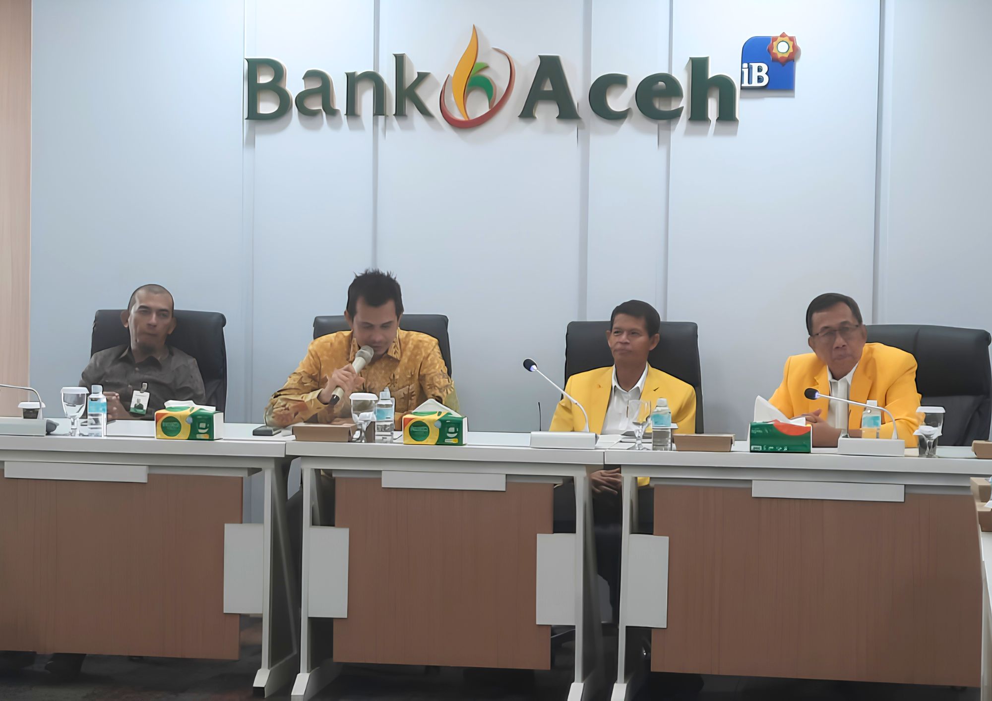 Bank Aceh Syariah (BAS) resmi menjalin kerja sama dengan Universitas Teuku Umar (UTU) dalam penguatan layanan digital di lingkungan akademik. Kesepakatan tersebut ditandai melalui penandatanganan nota kesepahaman (MoU) yang berlangsung di ruang pertemuan Bank Aceh Syariah, Banda Aceh, pada Senin (25/5/2026). (Foto: Humas Bank Aceh)