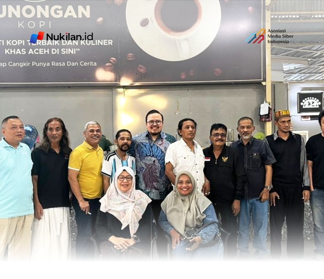 Staf Khusus Kementerian Ekonomi Kreatif Republik Indonesia sekaligus Ketua DPD Partai Demokrat Aceh, Rian Firmansyah, saat berdiskusi dengan para seniman dan pegiat budaya di Banda Aceh, Kamis (18/6/2026). (Foto: For Nukilan)