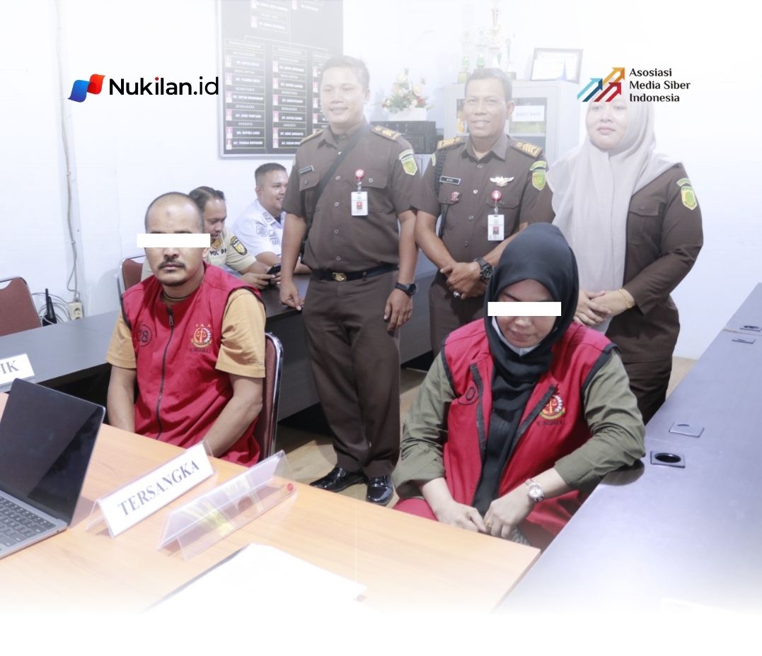 Proses penyerahan tersangka dan barang bukti terduga kasus khalwat di Kantor Kejari Banda Aceh pada Kamis 25 Juni 2026. (Foto: Dok. Kejari BNA)