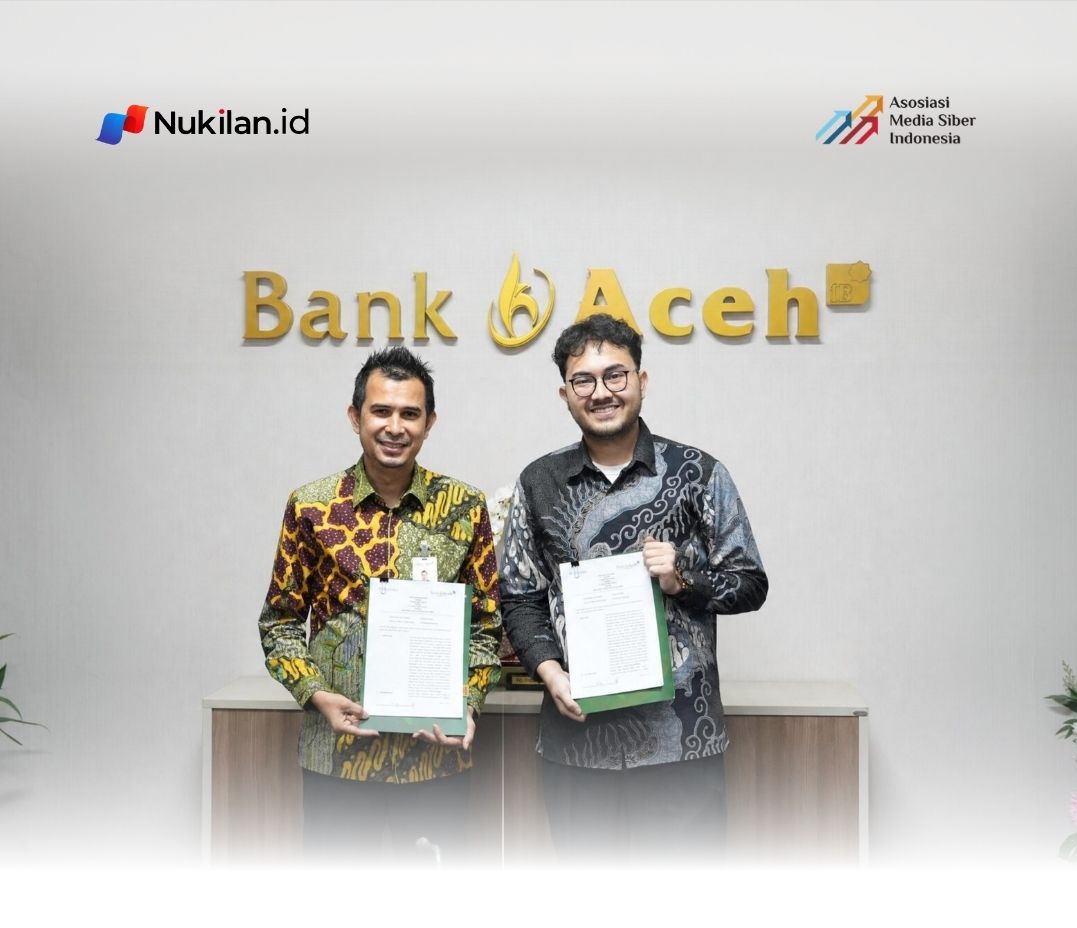 Direktur Dana dan Jasa Bank Aceh Syariah dan Muharrir Hasbi, Direktur Pengembangan Produk dan Ekosistem PosSaku, saat perlihatkan kesepakatan kerja sama antara kedua belah pihak dalam mendorong digitalisasi UMKM, Rabu 20 Mei 2026. (FOTO: FOR NUKILAN)