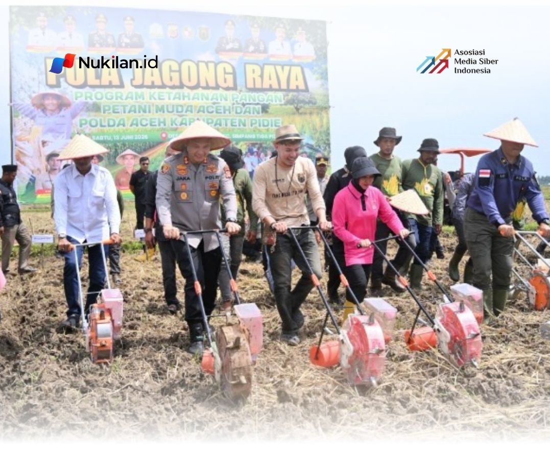 Polda Aceh meluncurkan program penanaman jagung bersama komunitas petani muda milenial Kabupaten Pidie di Desa Blang Lueun, Kecamatan Simpang Tiga, Kabupaten Pidie. Kegiatan penanaman jagung tersebut dilakukan oleh Wakapolda Aceh, Ari Wahyu Widodo, mewakili Kapolda Aceh, Marzuki Ali Basyah, pada Minggu (14/6/2026). (Foto: For Nukilan)